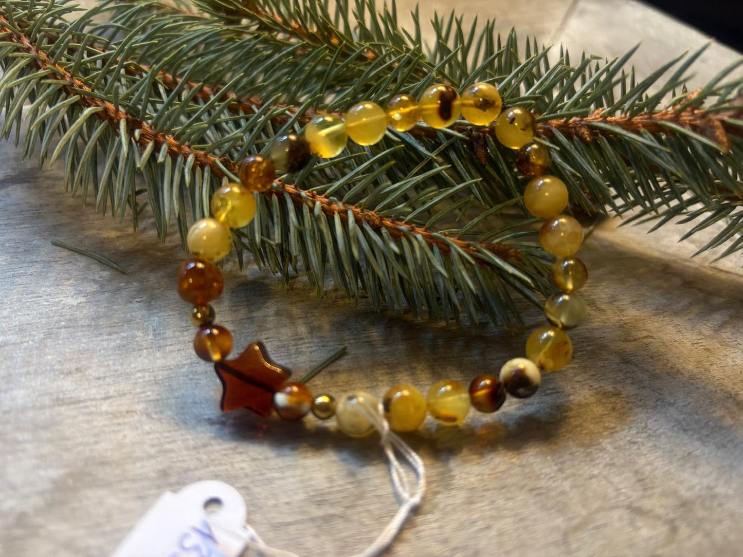 Schönes Armband aus natürlichen Bernstein