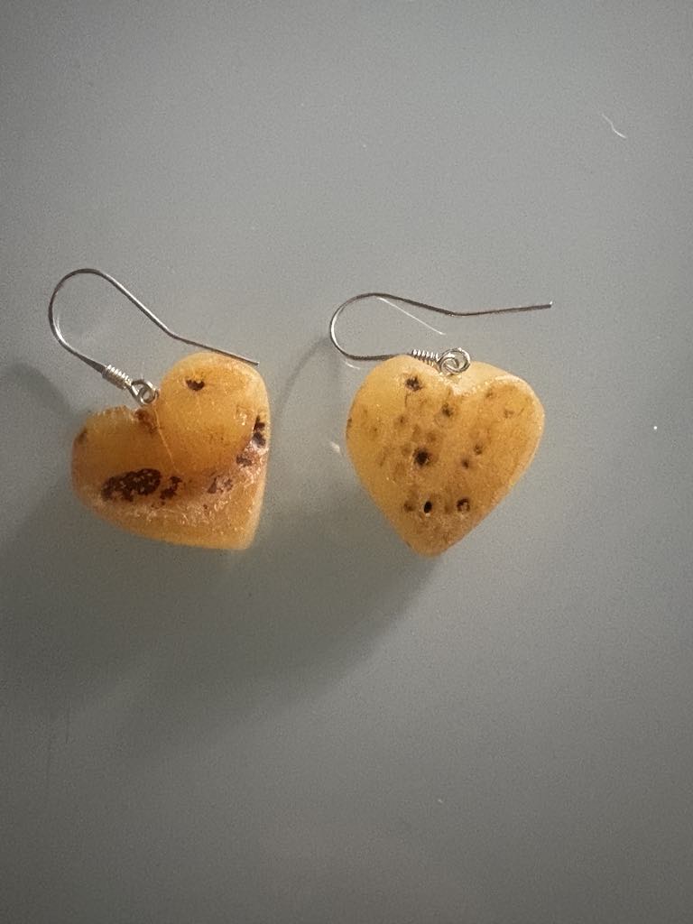 Sehr schöne Ohrringe in Herz Form aus echtem Bernstein