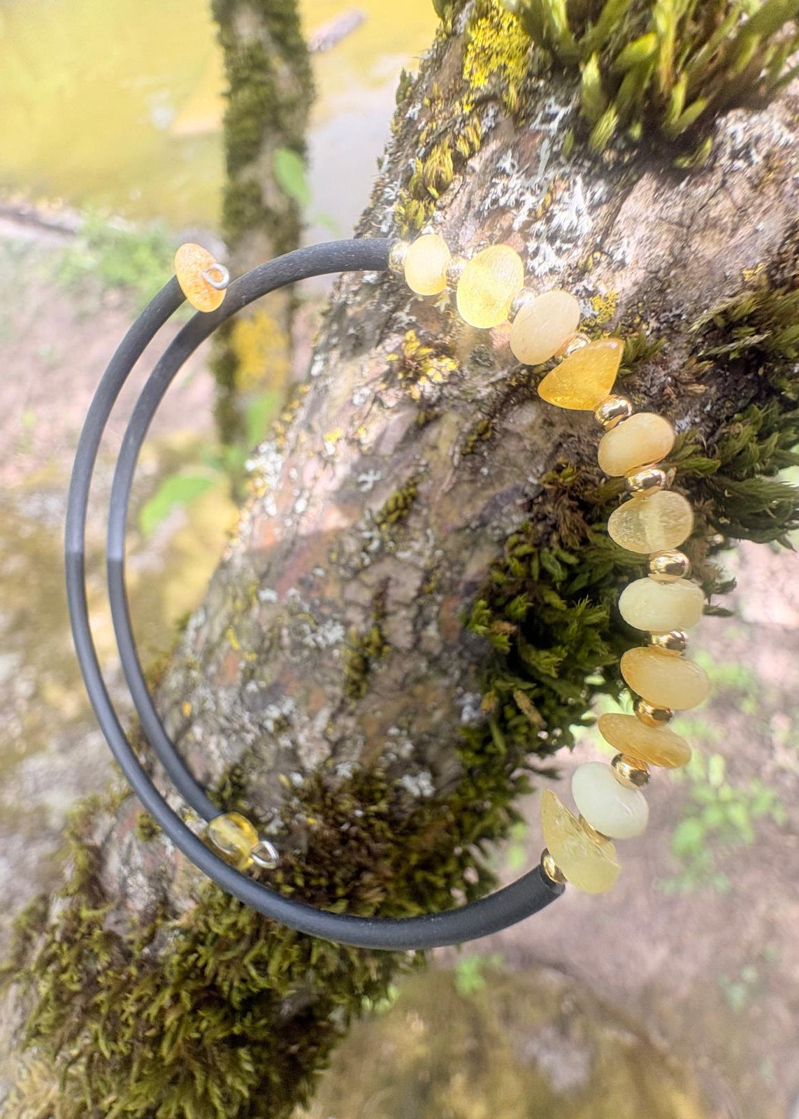 Armreif mit feinen Bernsteinkugeln