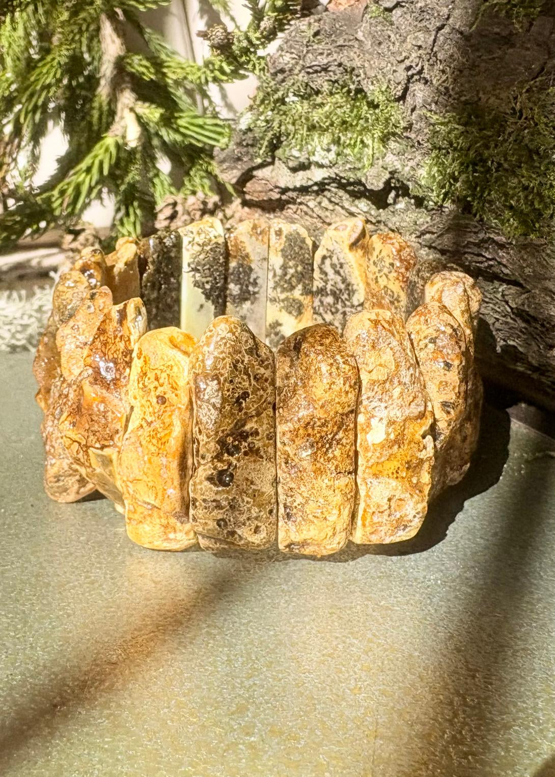 Massives Armband aus rohen Bernsteinen