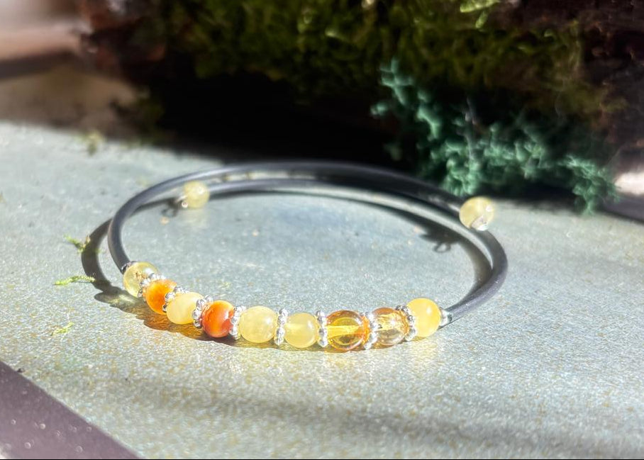 Armreif mit feinen Bernsteinkugeln Unisex