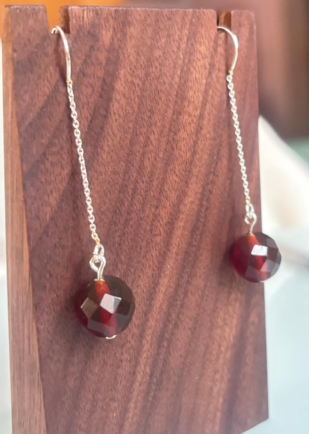 Schöne Ohrhänger aus 925 Silber und facettiertem Bernstein