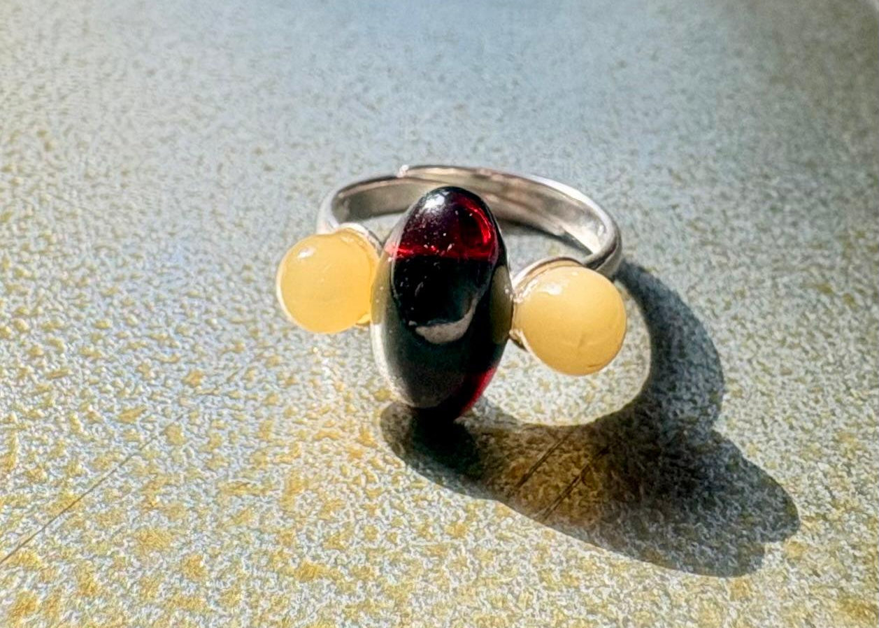 Bernsteinring mit Drei Krappen Fassung