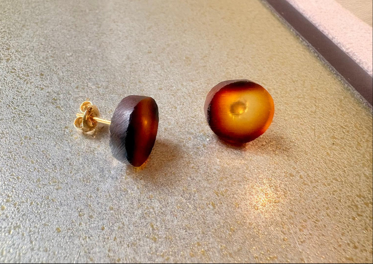Orhstecker minimalistisch in warmen Honigtönen
