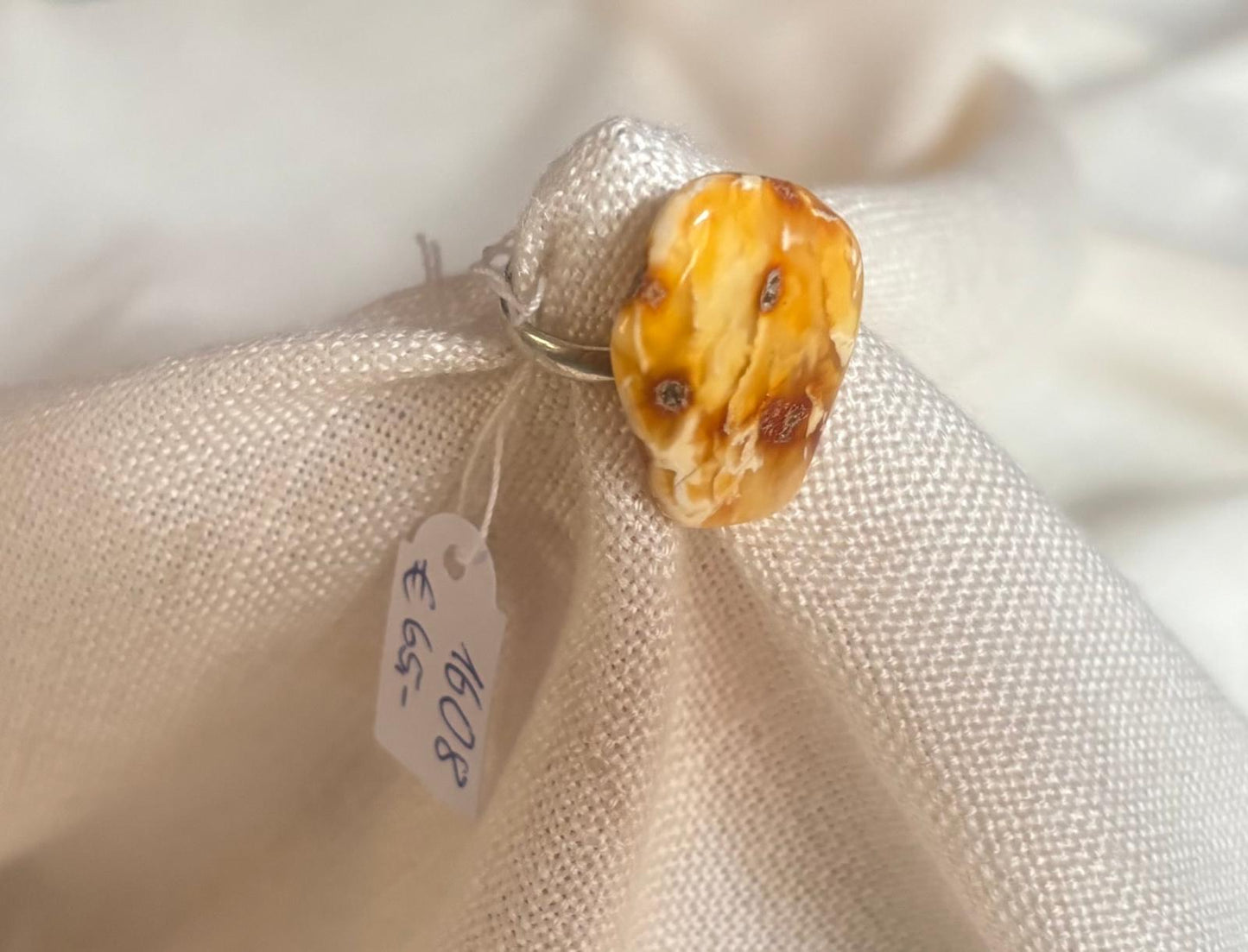 Schöner Ring aus natürlichen Bernstein