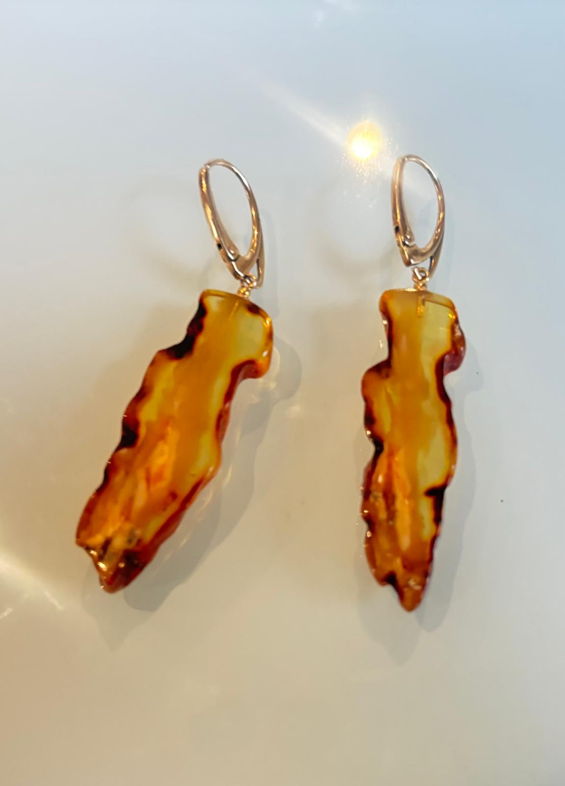 Schöne Ohrringe in warmem Cognac-Ton transparent