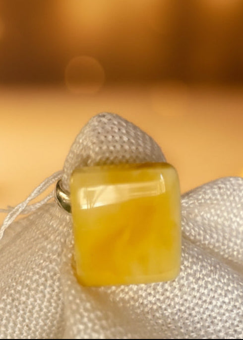 Schöner Ring aus weiß gelben Naturbernstein