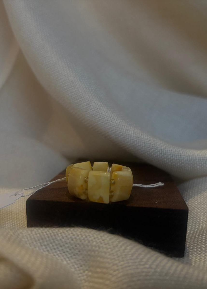 Schöner Ring aus weiß-gelben Naturbernstein