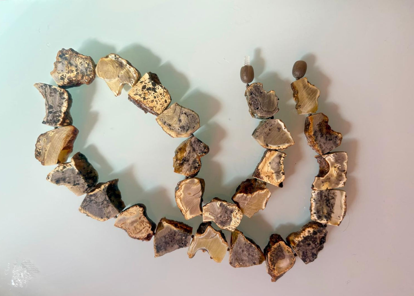 Moderne Bernsteinkette in Marmoroptik