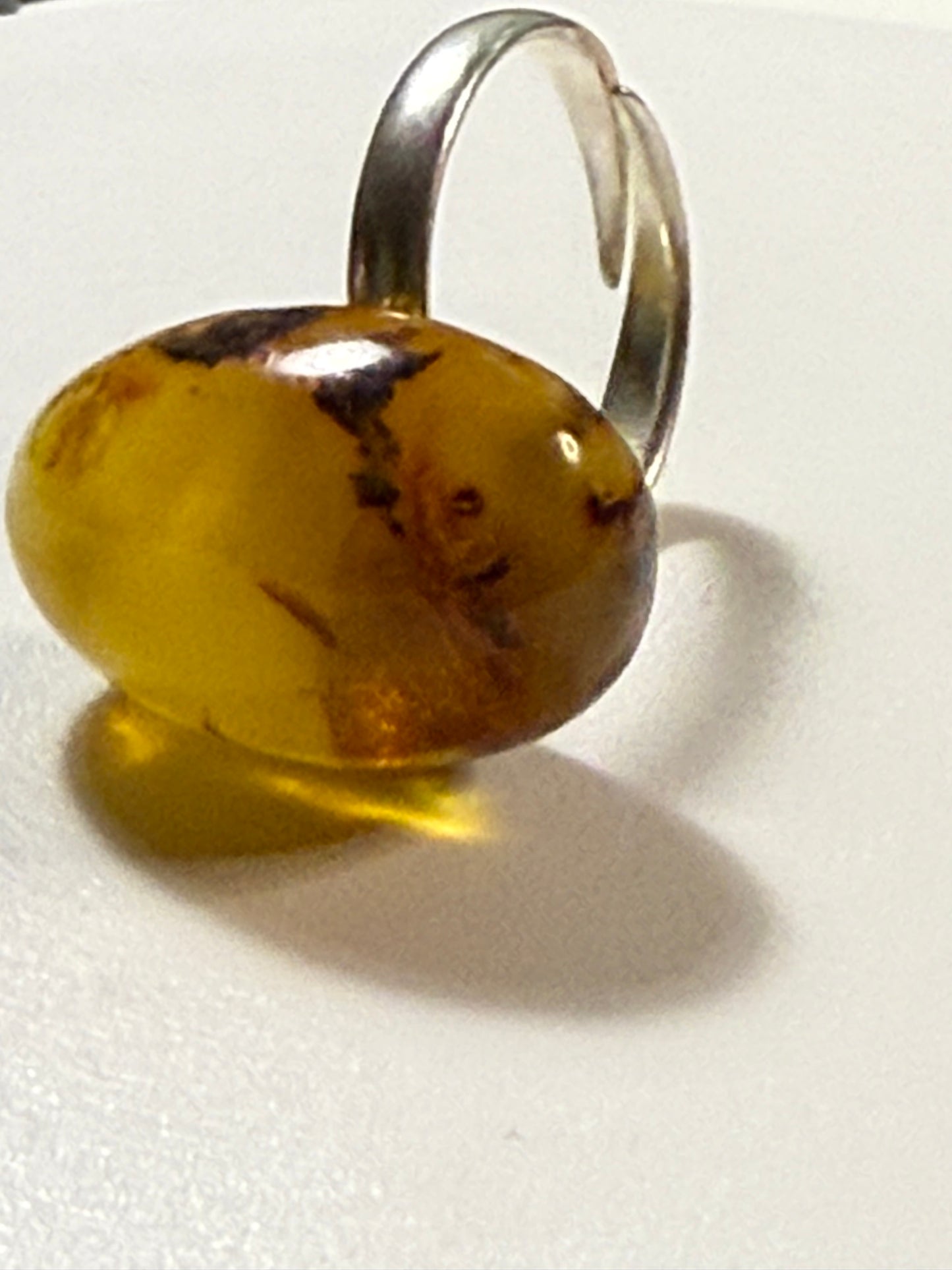 Schöner Ring aus natürlichen Bernstein