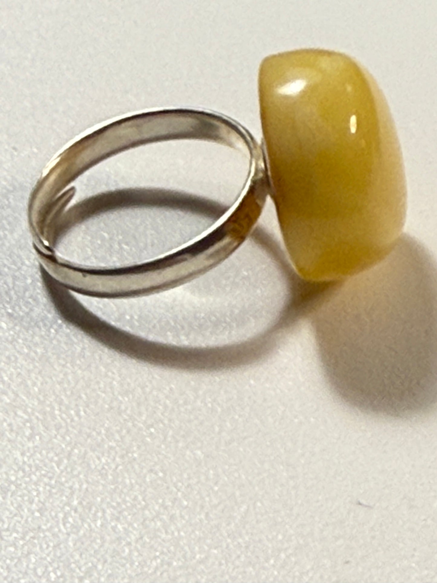 Sehr schöner Ring aus weiß-gelben Naturbernstein