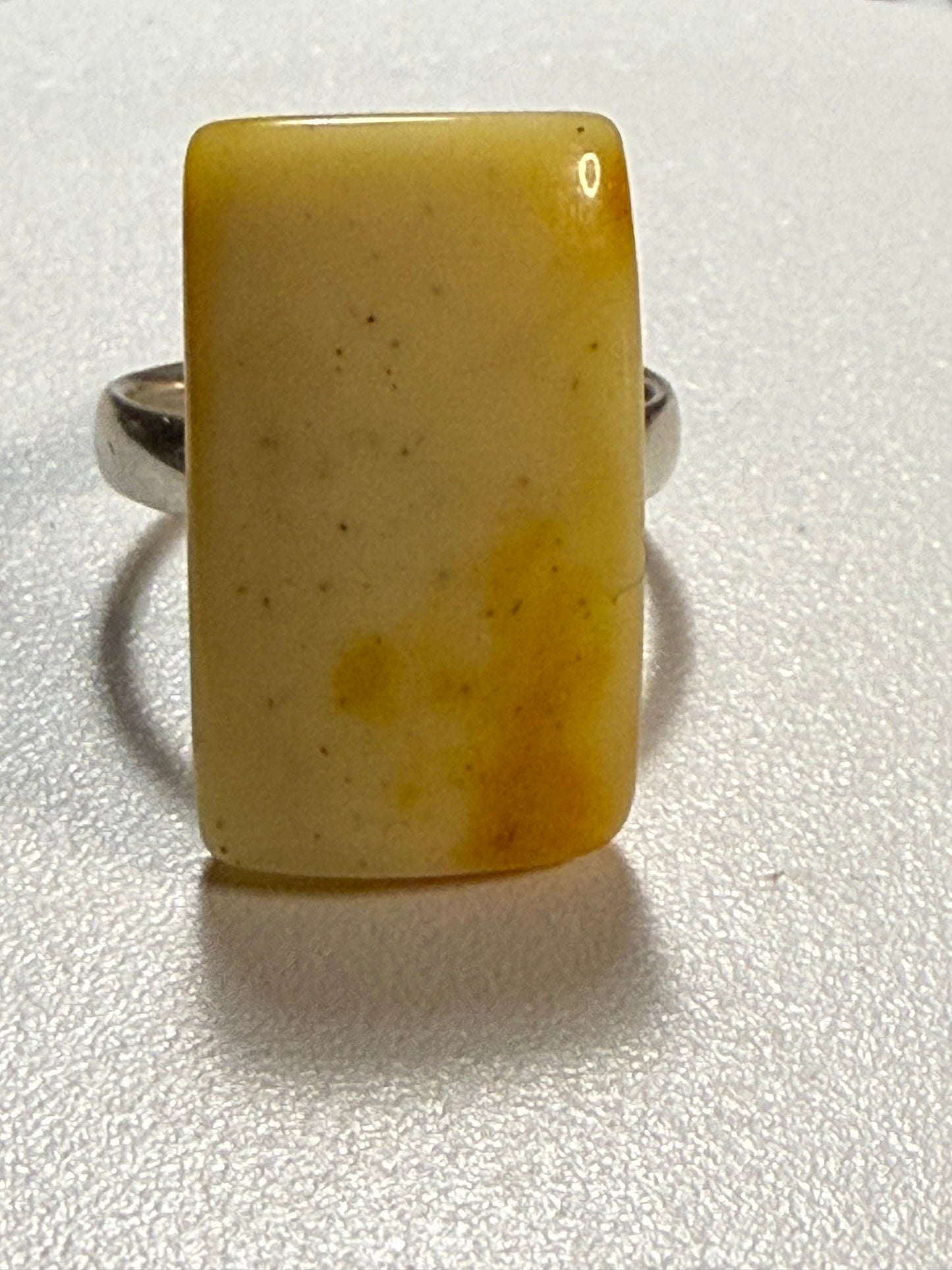 Schöner Ring aus Naturbernstein