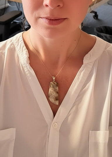 Sehr schöner Bernstein-Anhänger Grau massiv