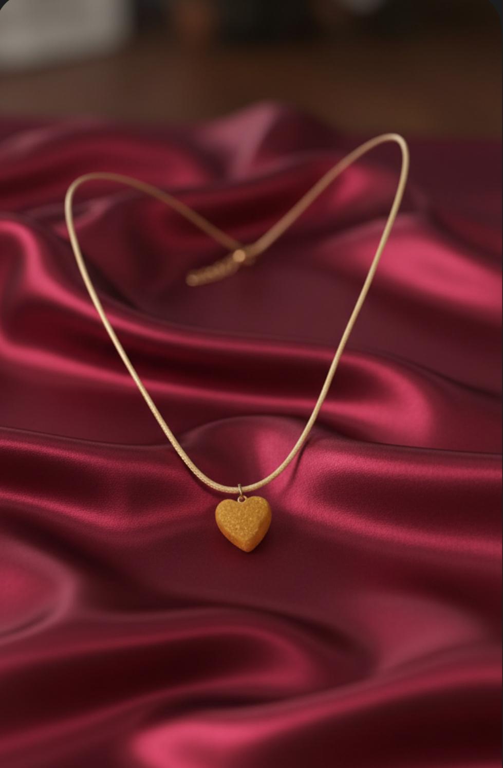 Sehr schöner Anhänger in Herzform aus natürlichen baltischen Bernstein