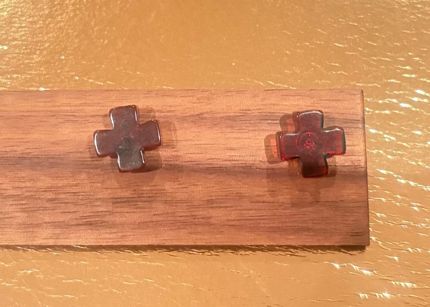Kreuz-Ohrstecker in Kirschrot