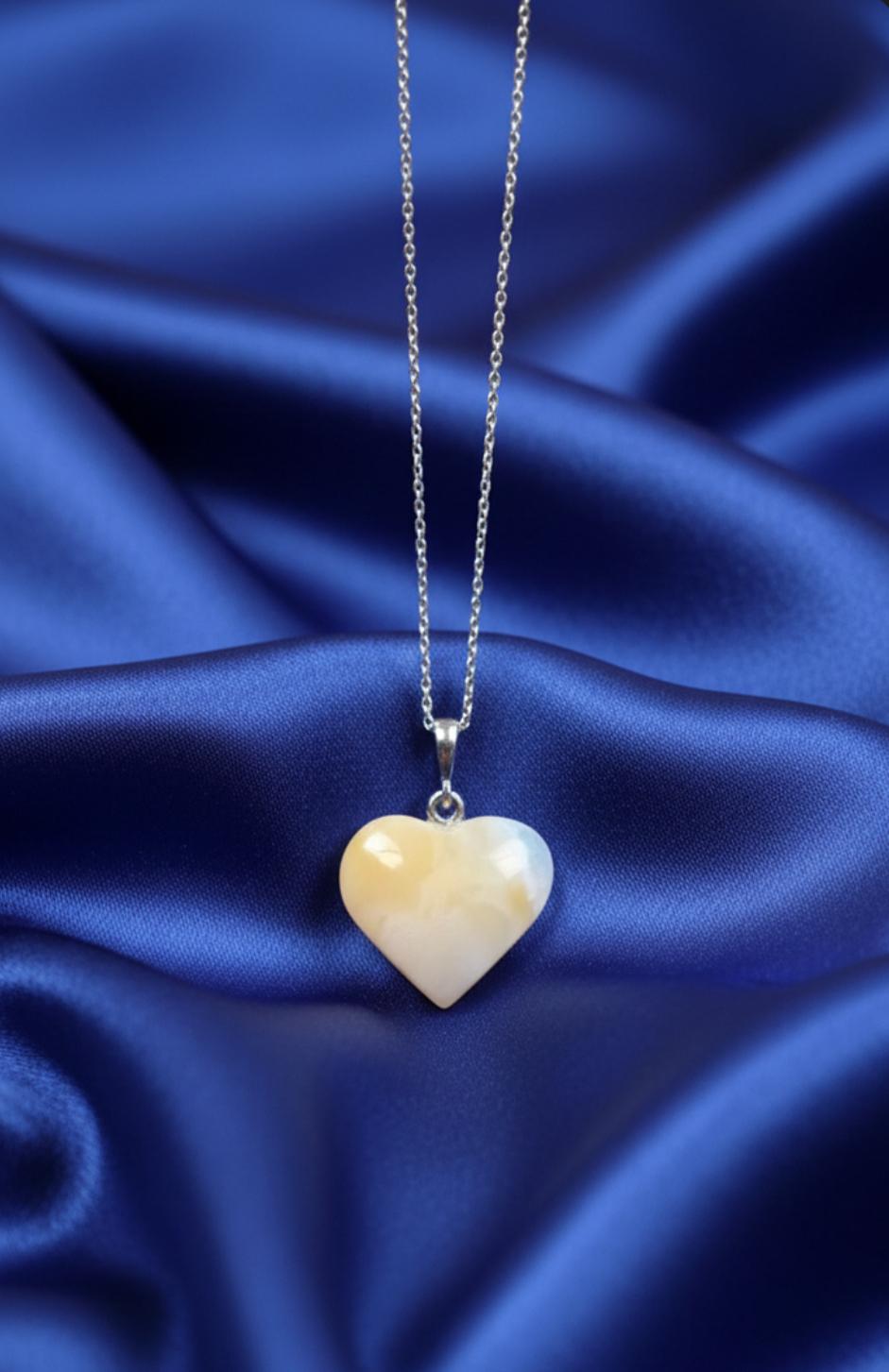 Sehr schöner Herz Anhänger aus baltischen Bernstein