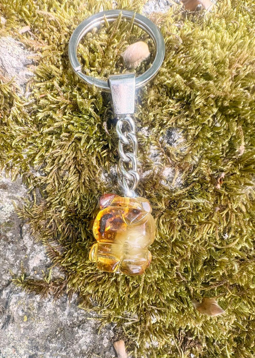 Schlüsselanhänger mit der handgefertigte Bernstein Bärfigur