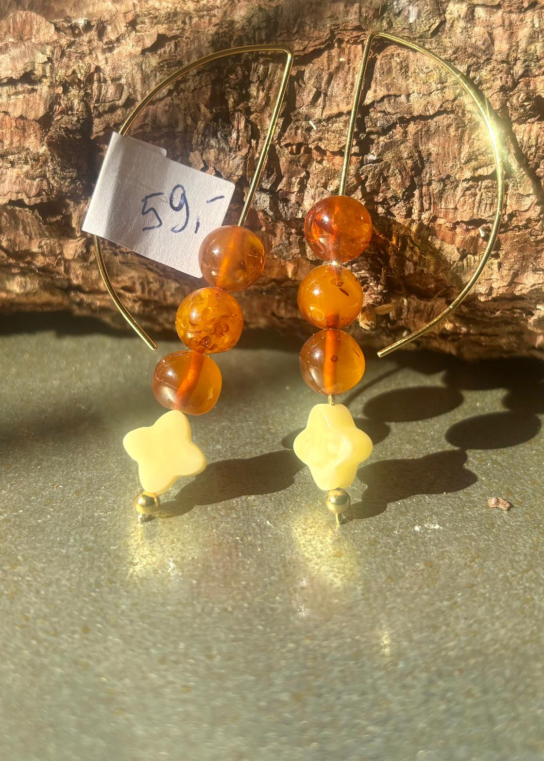 Moderne Ohrhänger aus natürlichem Bernstein