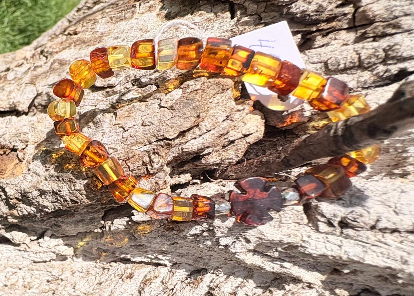 Modernes Bernstein-Armband mit Sommercharme.
