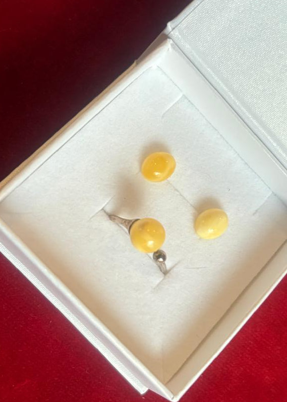 Minimalistisches Set mit weißen natürlichen Bernstein