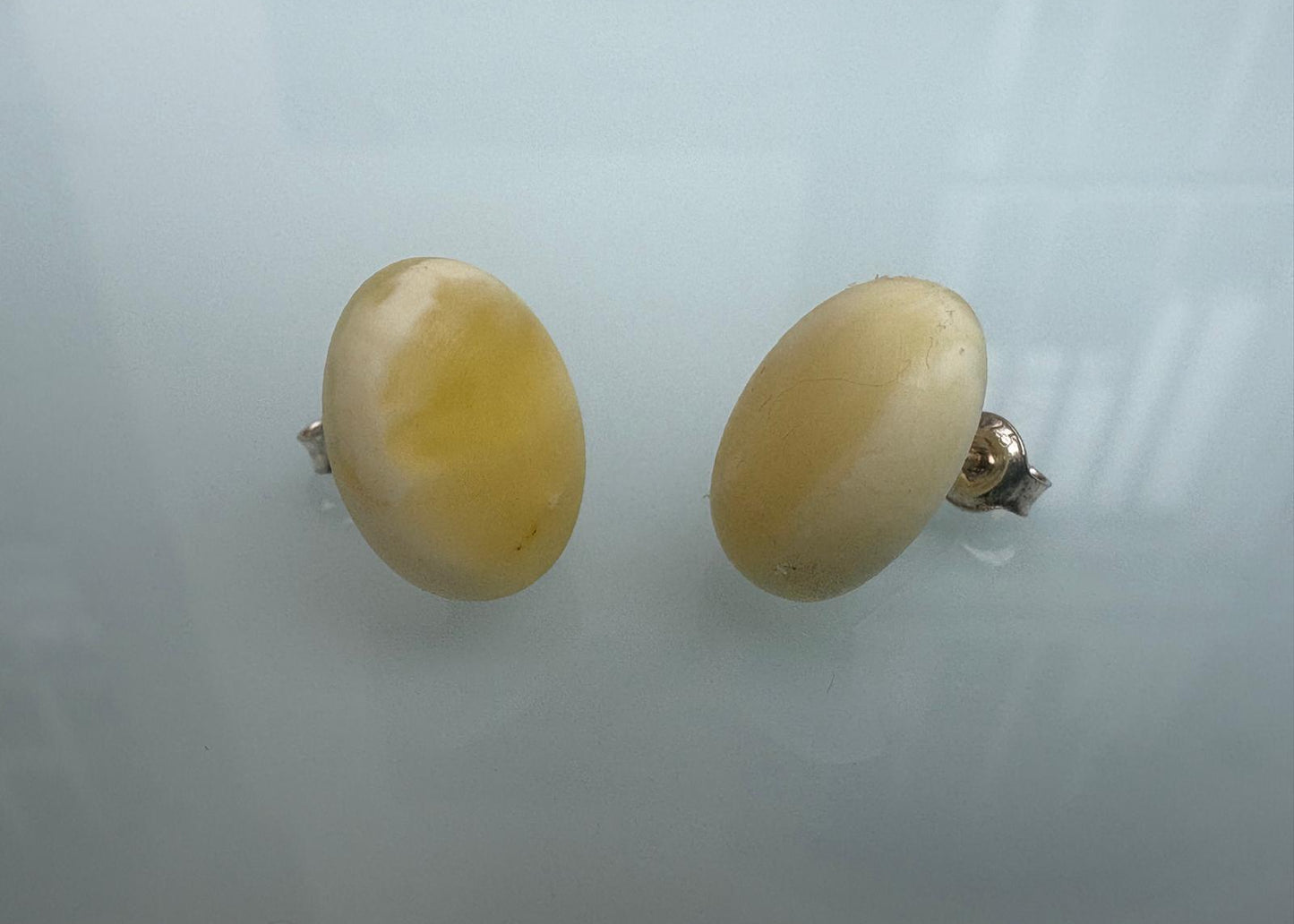 Elegante Bernstein-Ohrstecker