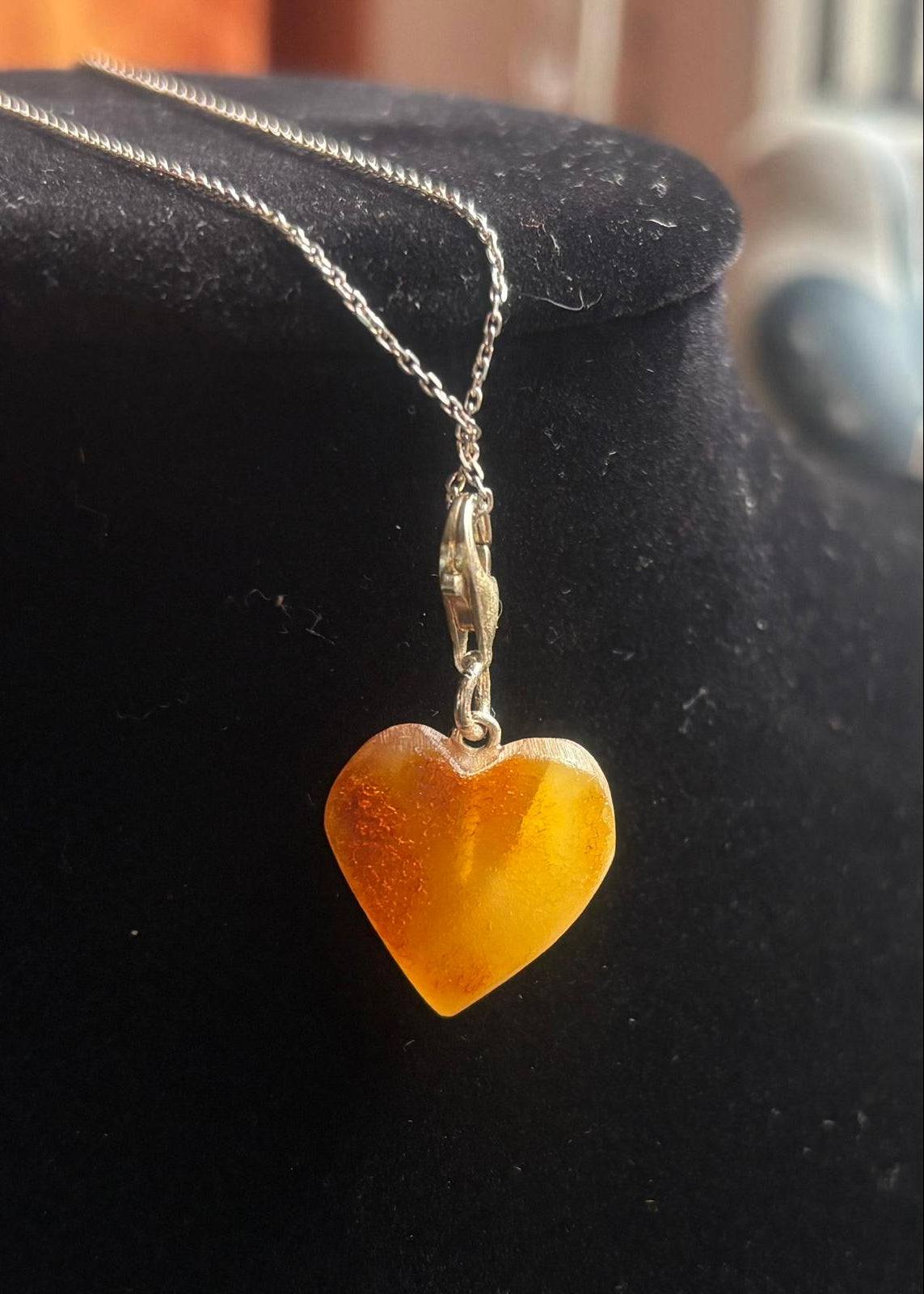 Schöner Rohbernstein mit herzförmigem Schliff