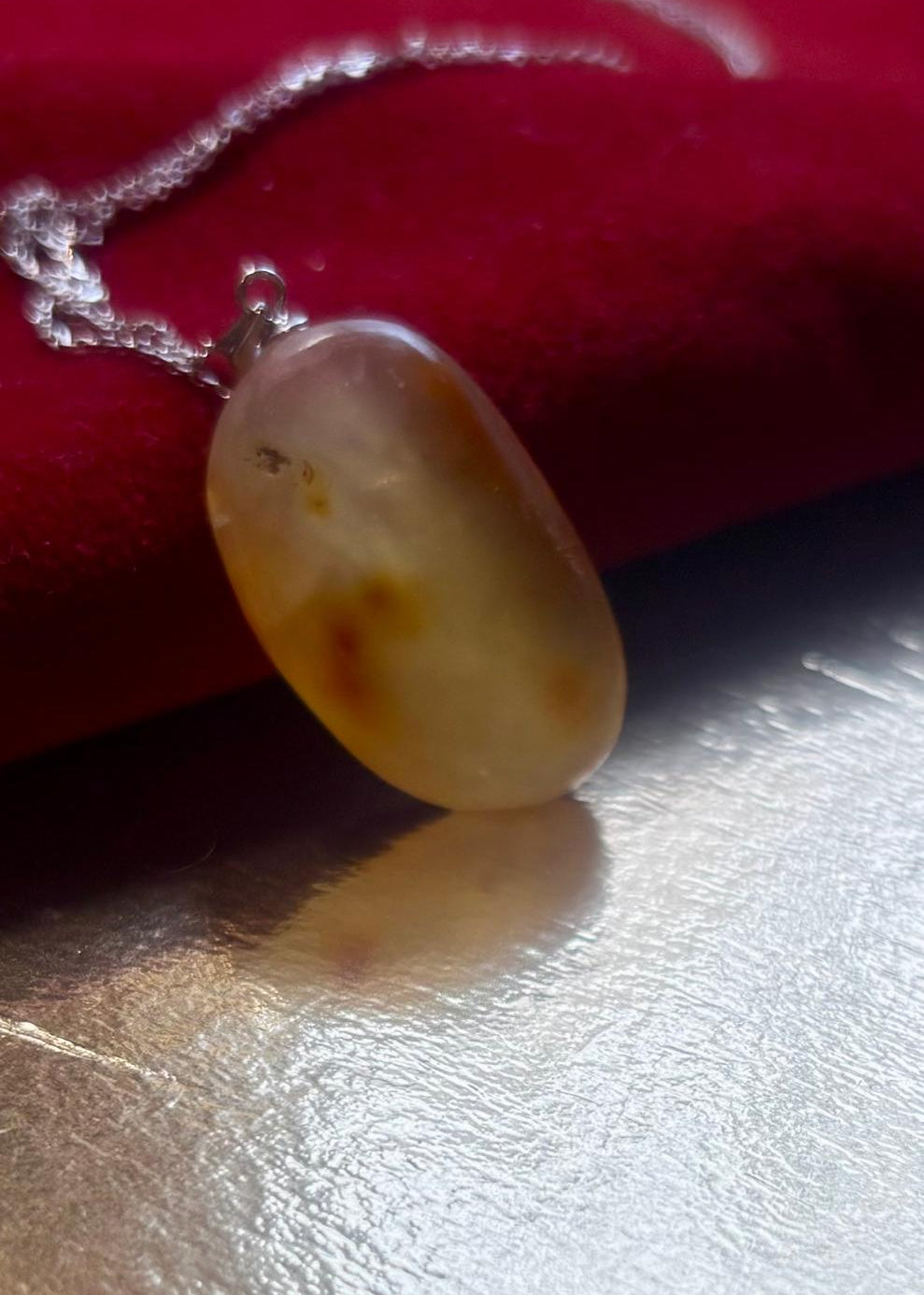 Bernsteinanhänger in warmem Honigton