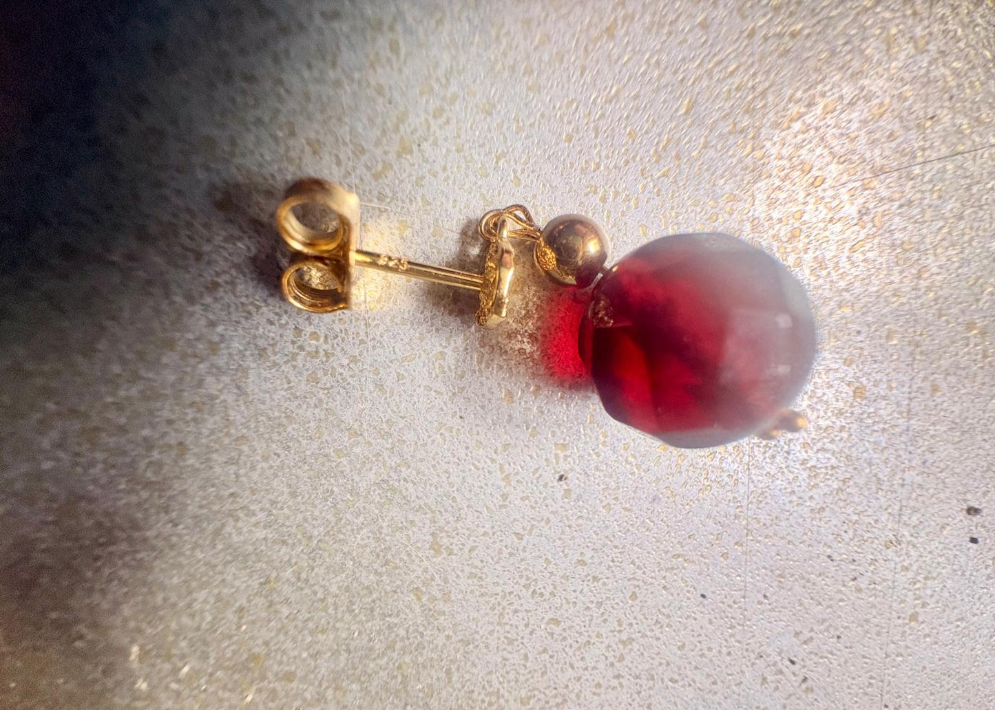 Ohrstecker Bernstein in tiefen Kirchrot