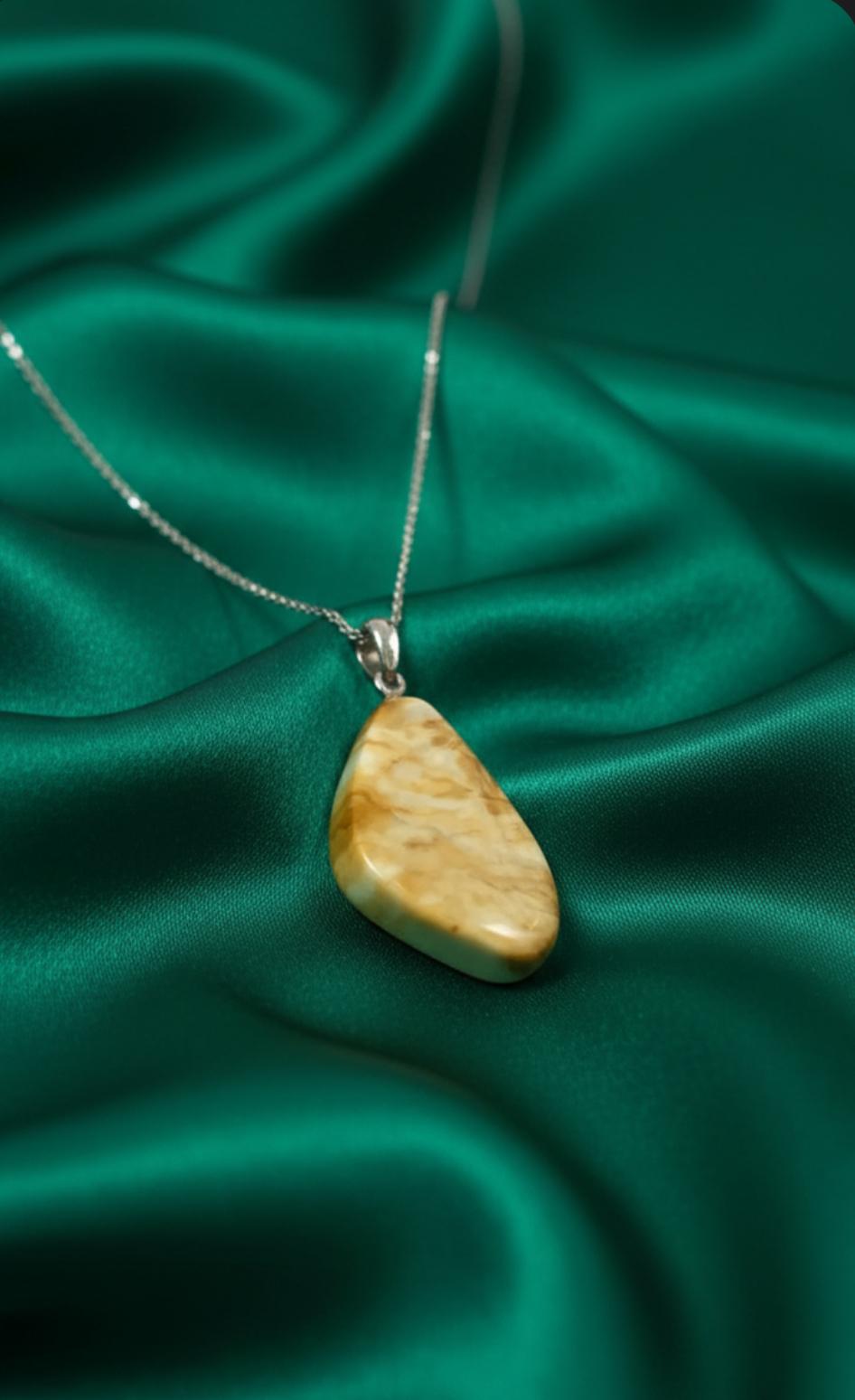 Wunderschöner Bernstein Anhänger mit Seltener Farbe