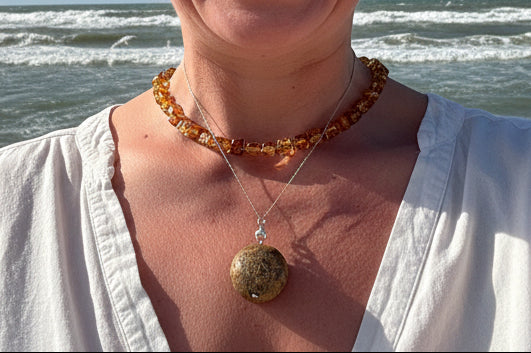 Anhänger mit botanische Inklusen aus baltischen Naturbernstein