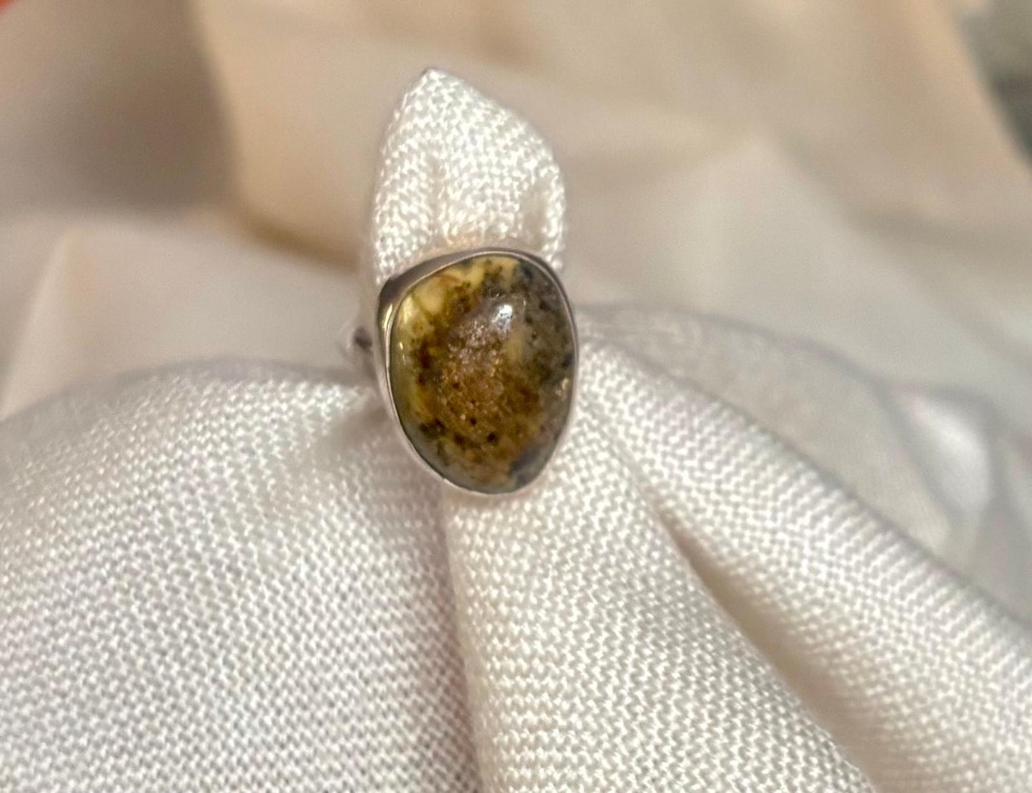 Sehr schöner Ring mit Naturbernstein