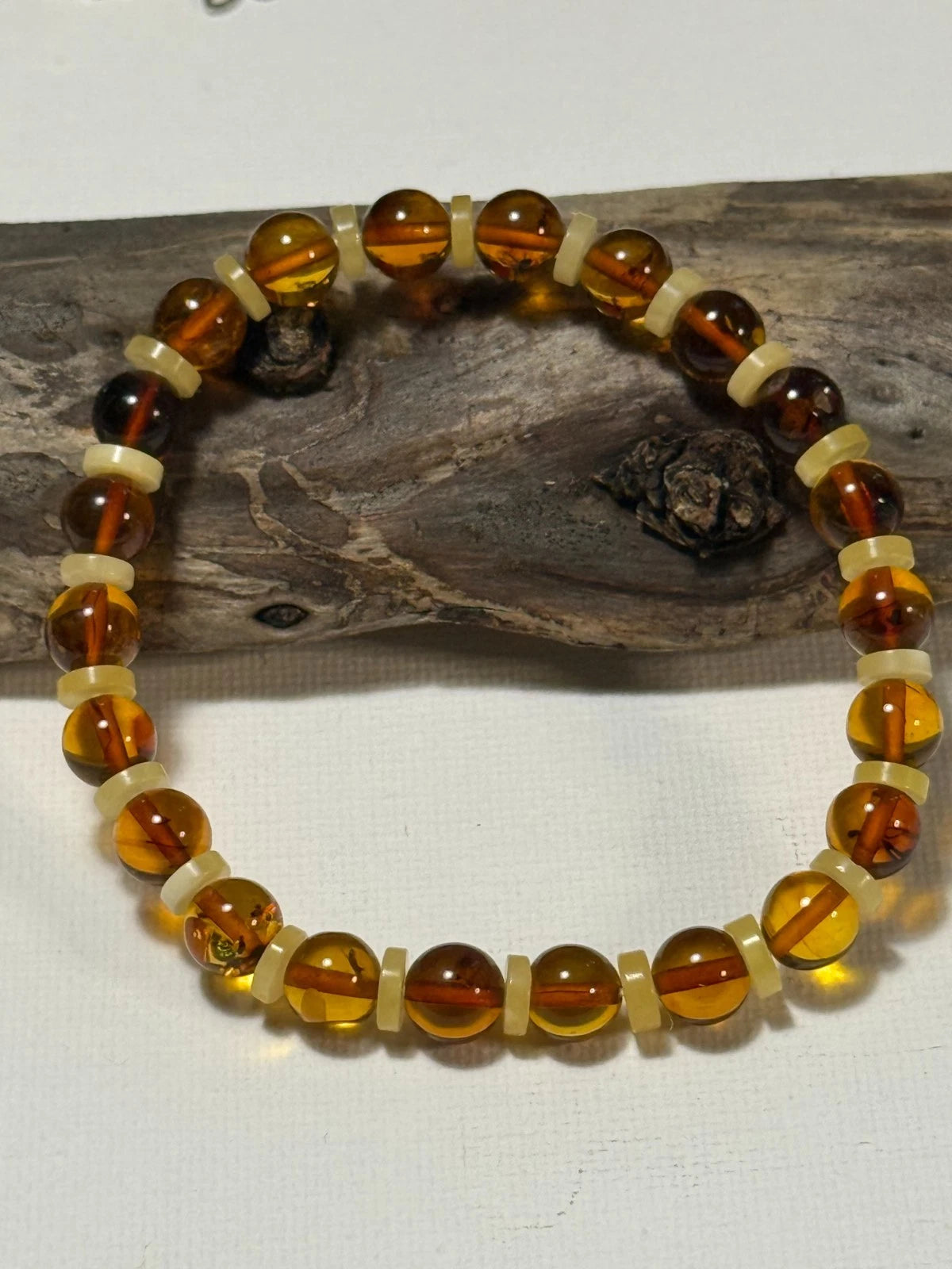 Schönes Armband aus natürlichem Bernstein
