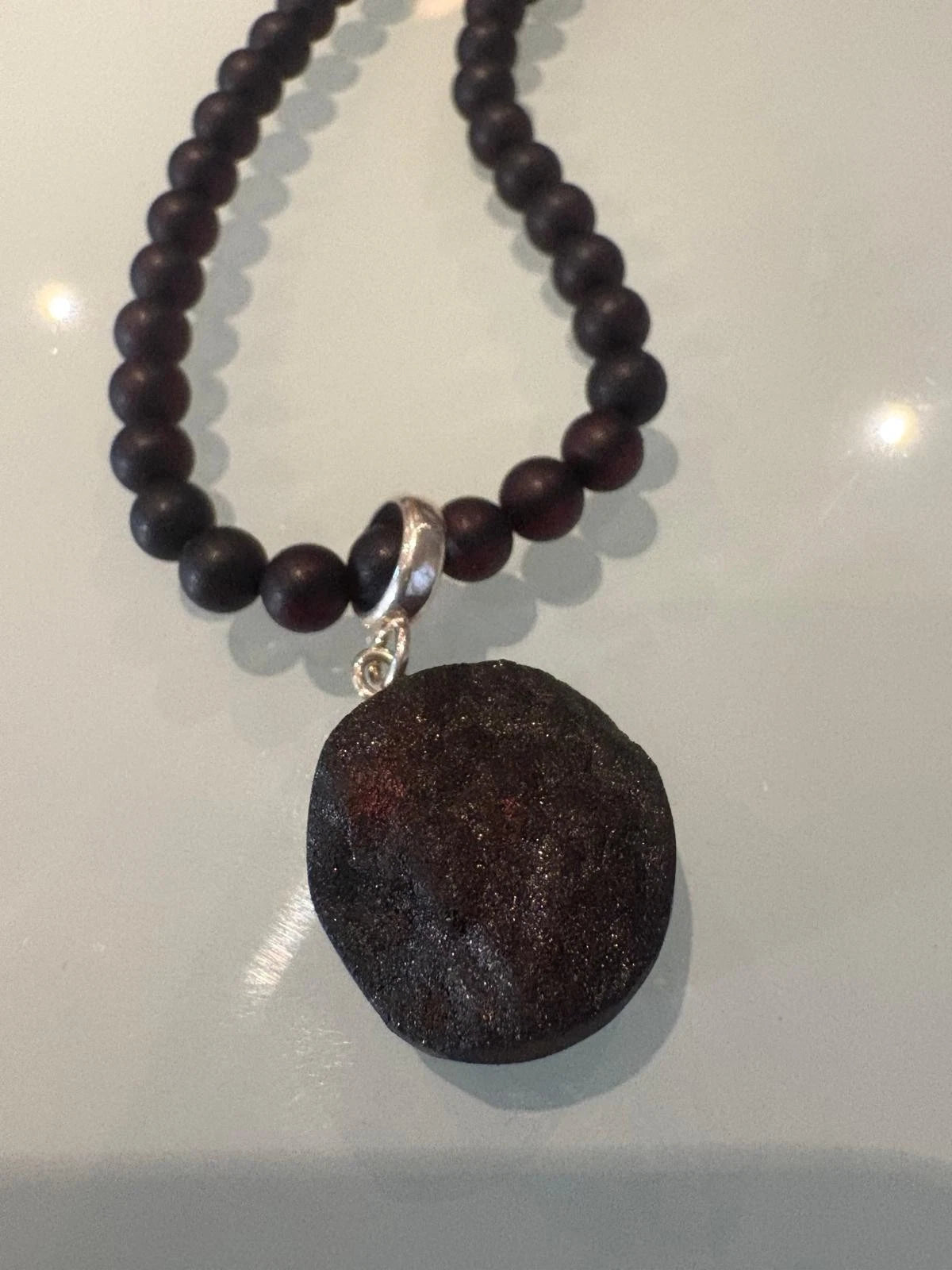 Schöne moderne Halskette mit Anhänger aus baltischen Naturbernstein