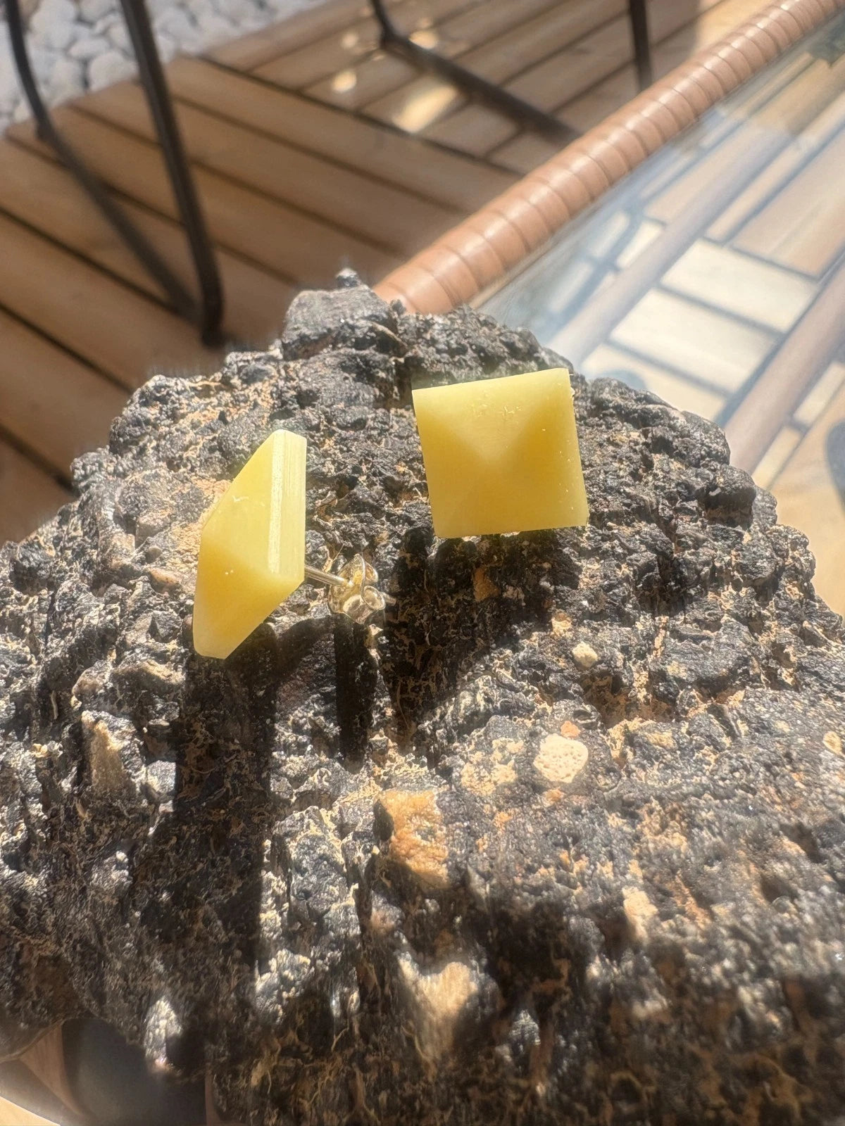 Handgefertigte Ohrstecker mit echten weißen Bernstein