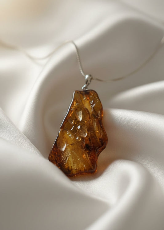 Großer schöner Anhänger aus natürlichen baltischen Bernstein