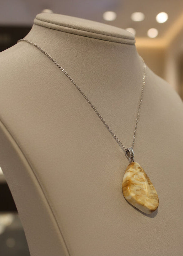 Wunderschöner Bernstein Anhänger mit Seltener Farbe