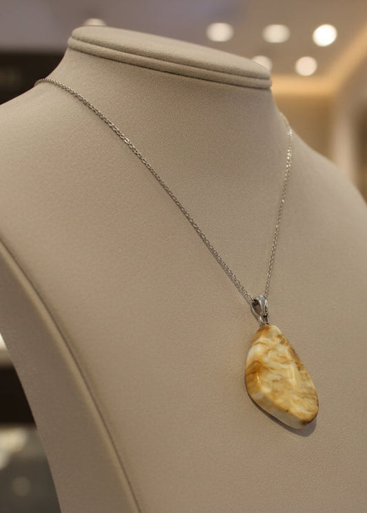 Wunderschöner Bernstein Anhänger mit Seltener Farbe