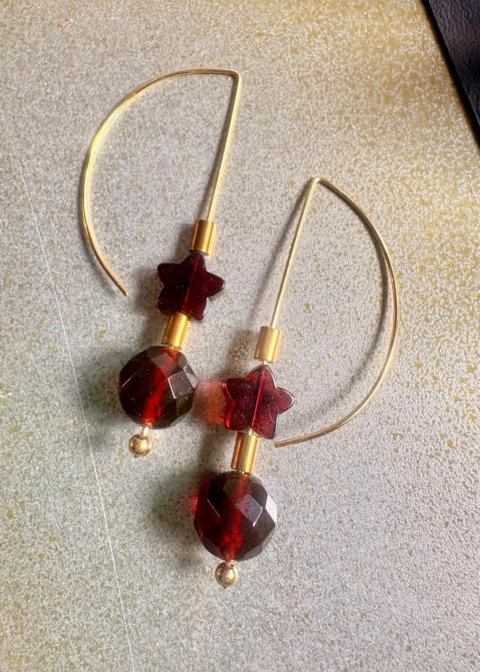 Schöner Ohrschmuck in Kirschrot