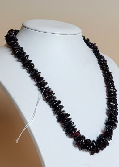 Schöne Halskette aus kirschrotem Bernstein