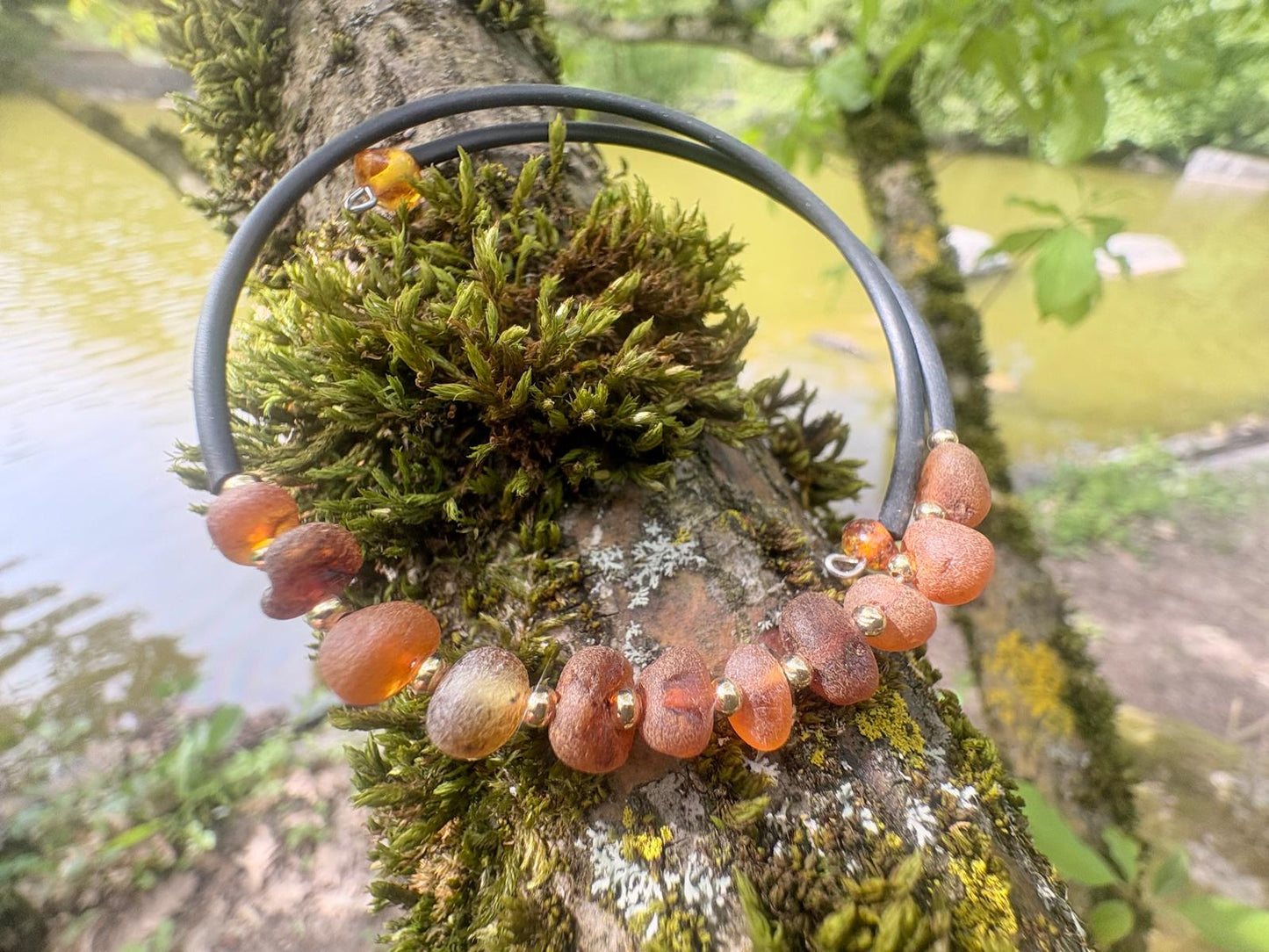 Armreif mit unpolierten Bernsteinkugeln