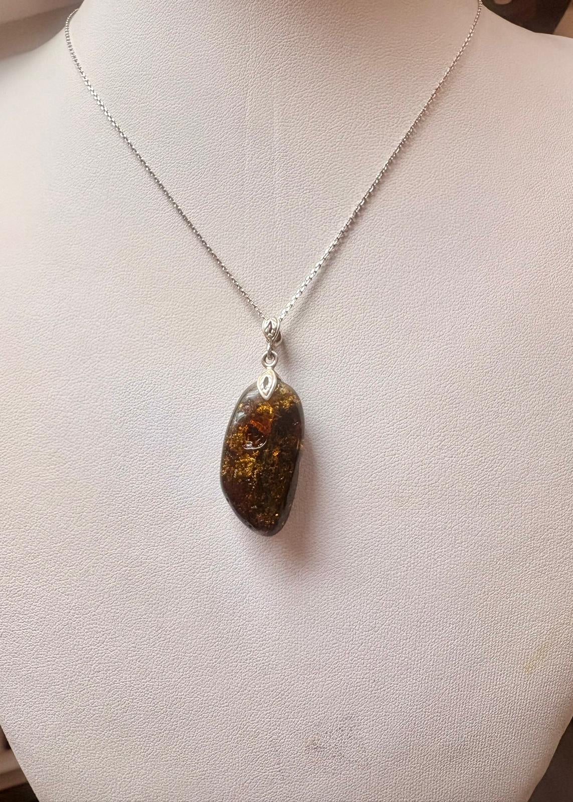 Schöner Anhänger im grünem Bernstein