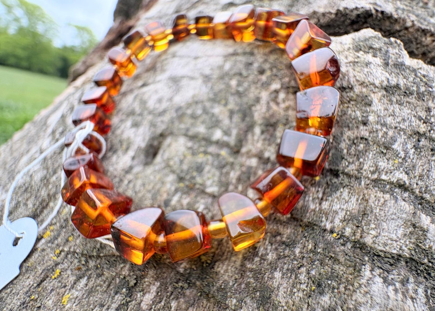 Modernes Bernstein Armband in authentischer Farbe Cognac