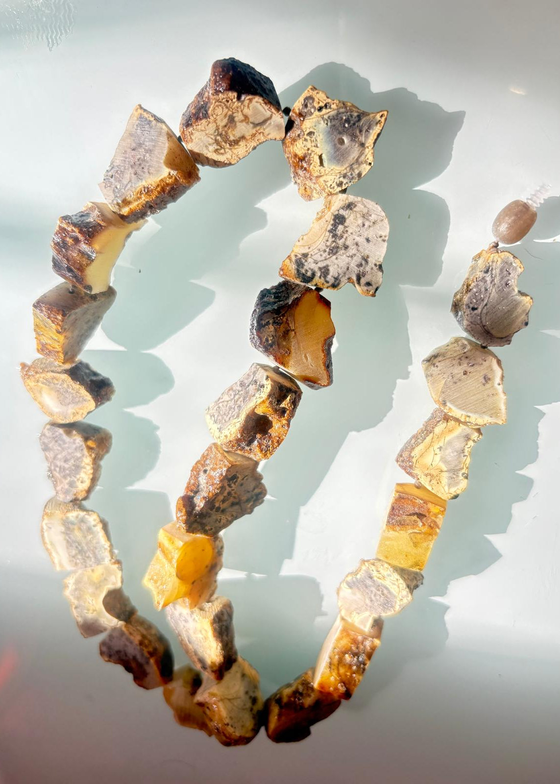 Moderne Bernsteinkette in Marmoroptik