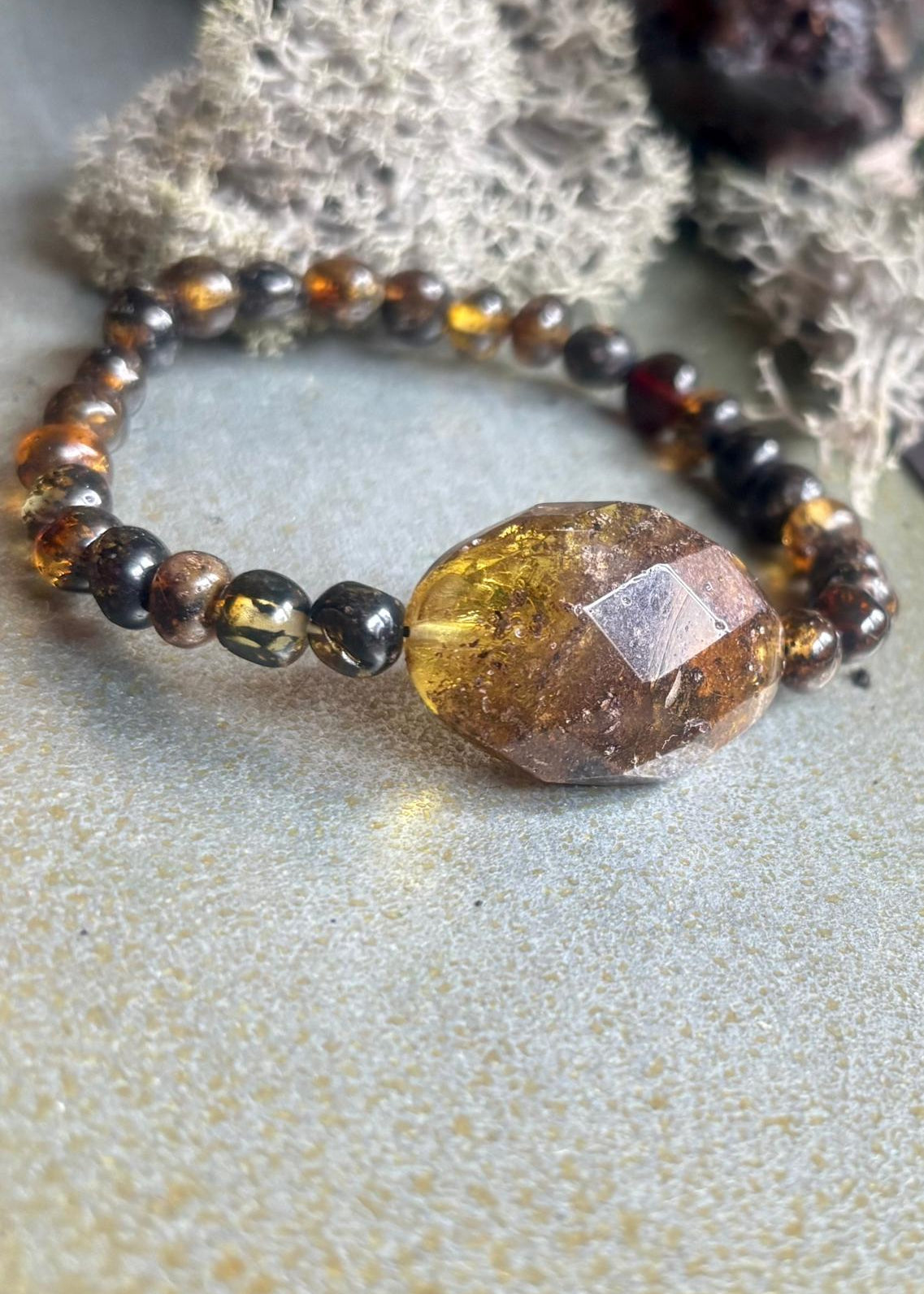 Armband mit grünem Bernstein