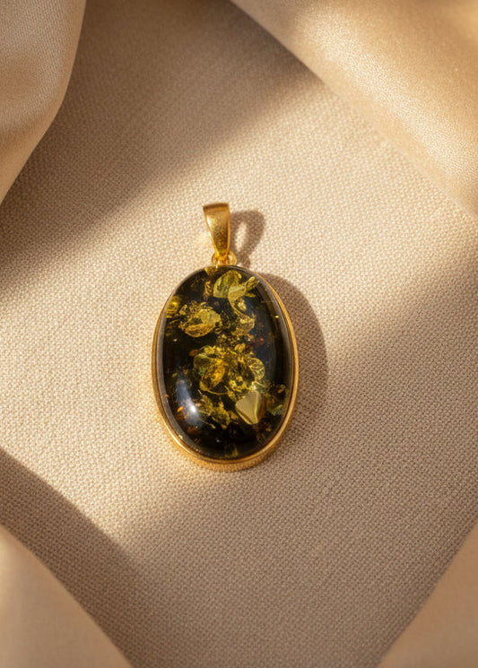 Eleganter Bernstein-Halsschmuck mit grünem Naturglanz