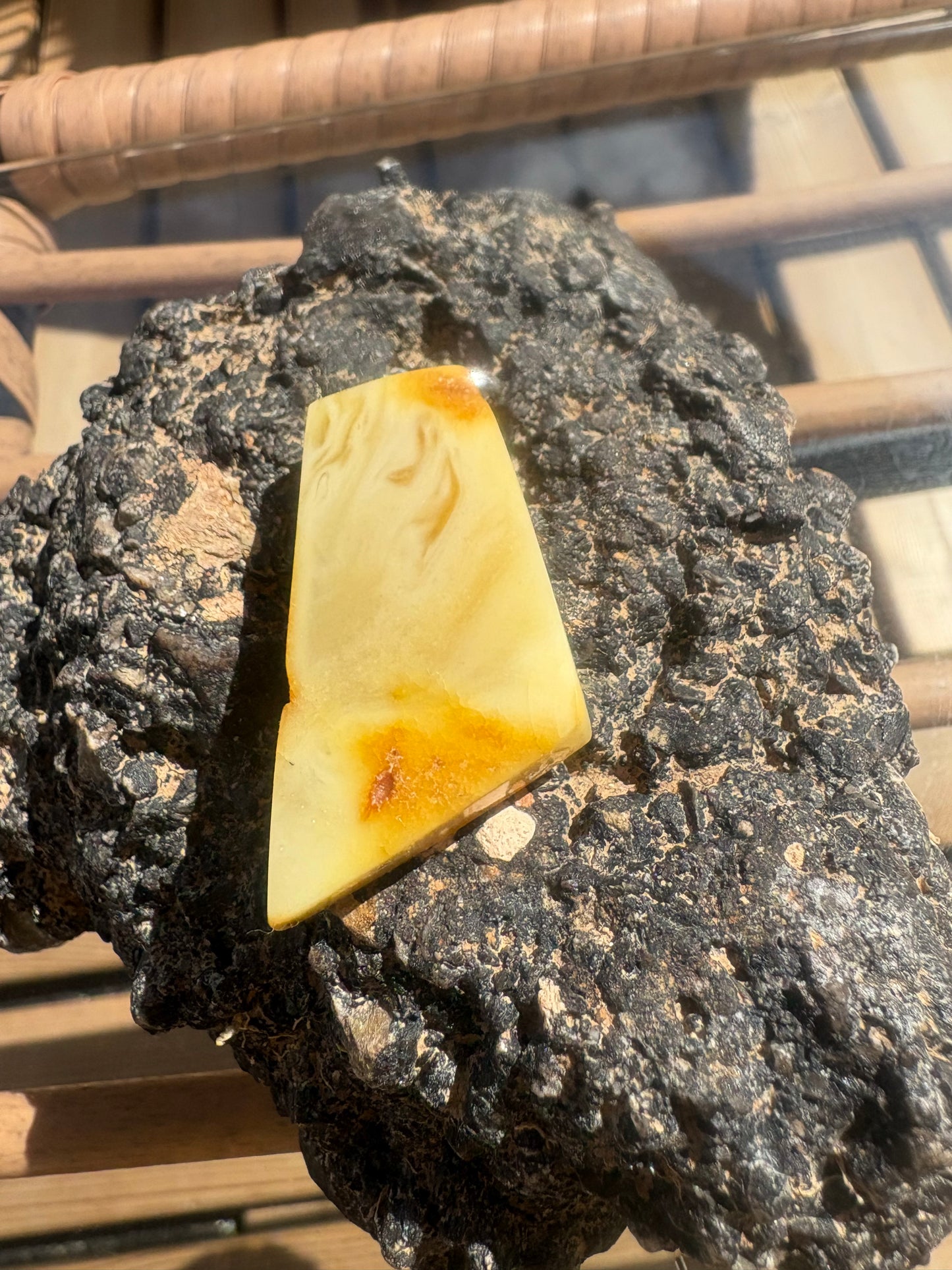 Schöner Bernstein-Anhänger in der Farbe Butterscotch