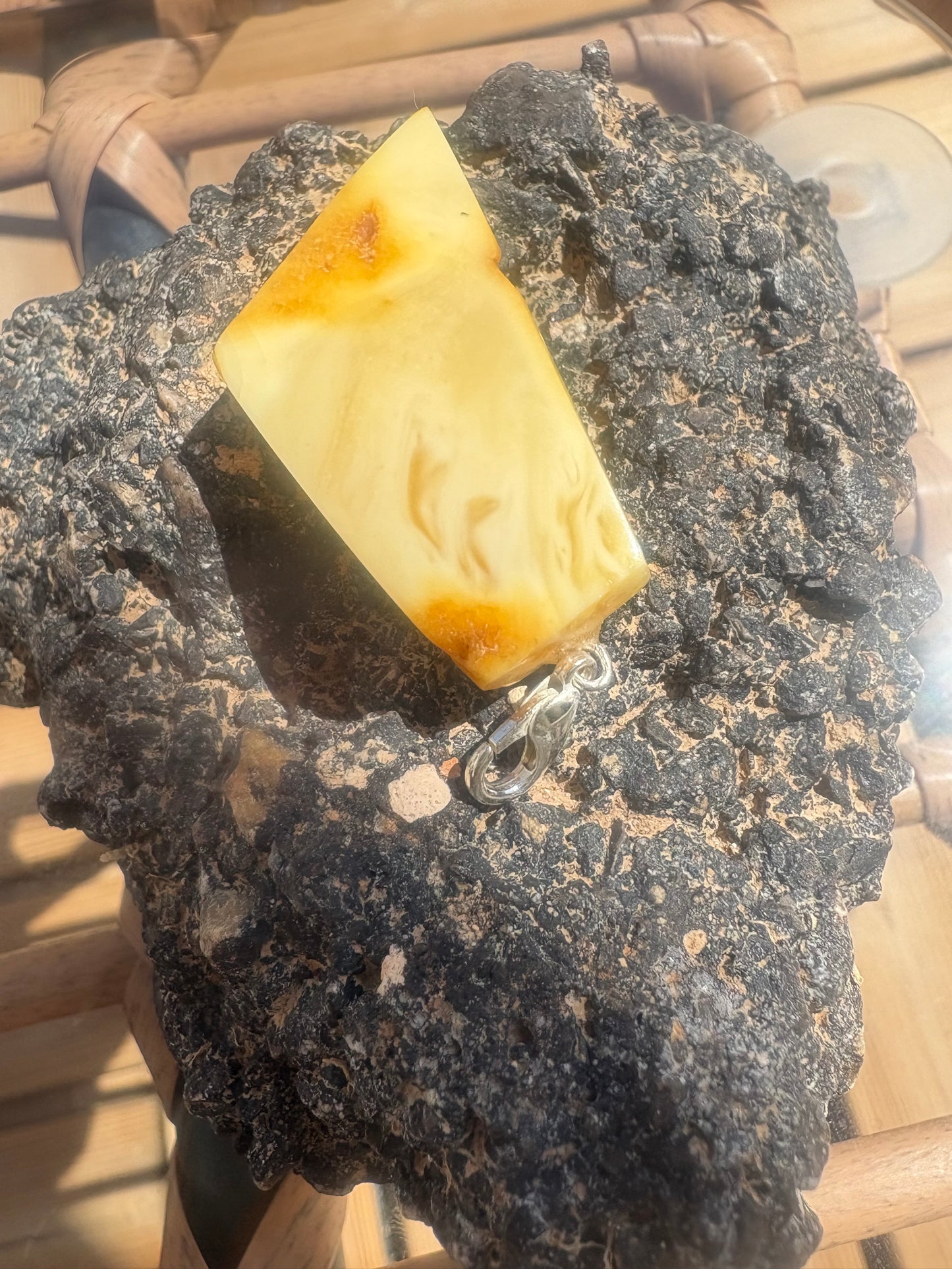 Schöner Bernstein-Anhänger in der Farbe Butterscotch