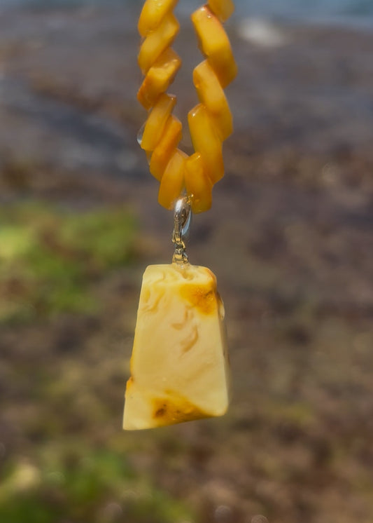 Schöner Bernstein-Anhänger in der Farbe Butterscotch