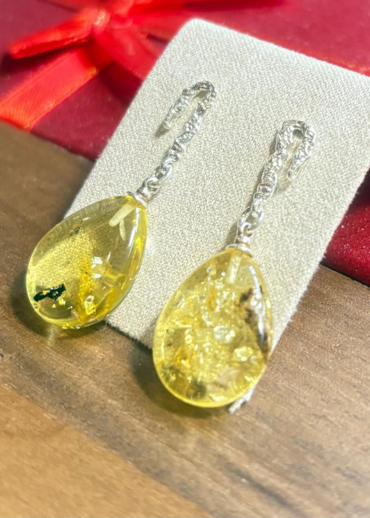 Ohrstecker mit tropfförmigen Bernsteinanhängern