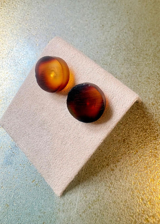 Orhstecker minimalistisch  in warmen Honigtönen